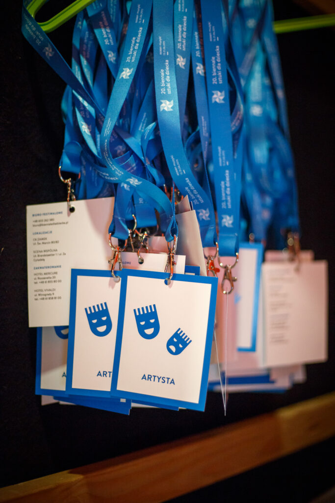 Na zdjęciu biało niebieskie plakietki Biennale 2015