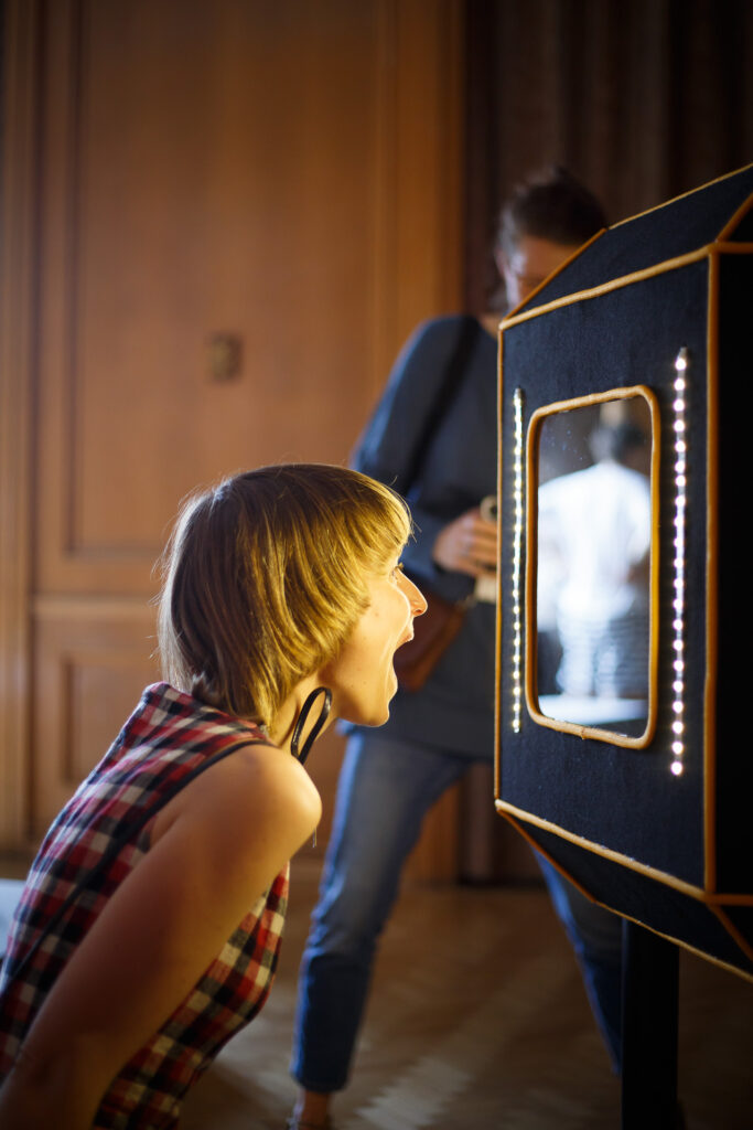 Na zdjęciu kobieta krzyczy do lustra.