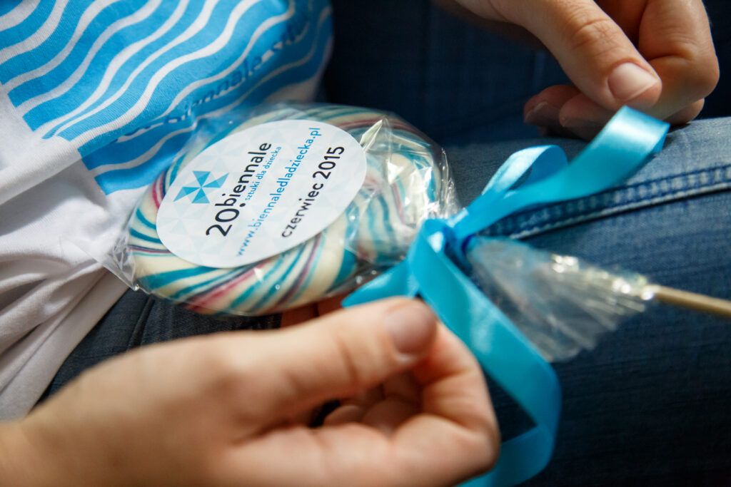 Na zdjęciu niebieski lizak 20. Biennale.