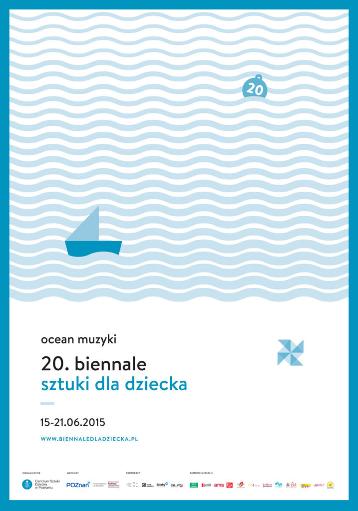 Plakat niebiesko-biały, na morskich falach dryfuje mały statek. Poniżej tekst: Ocen muzyki. 20. Biennale Sztuki dla Dziecka.