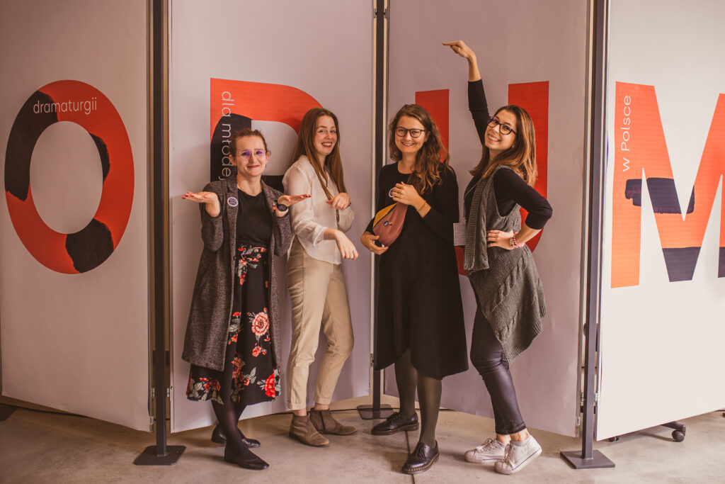 Na zdjęciu znajdują się cztery roześmiane dorosłe kobiety.