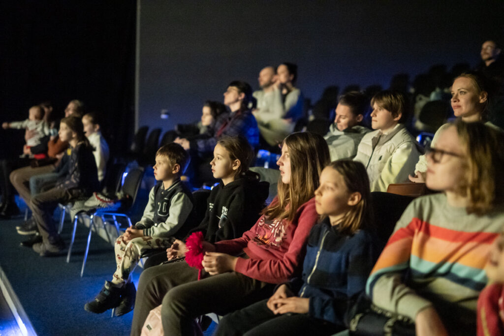 Widownia złożona z dzieci dorosłych.