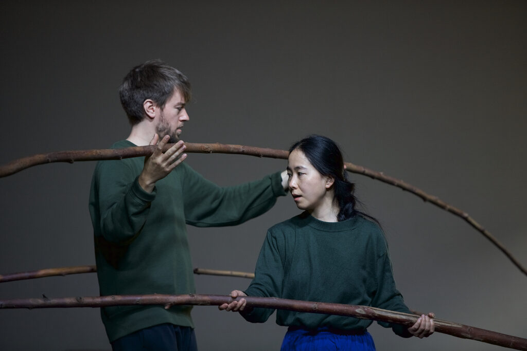 Mężczyzna i kobieta trzymają w rękach długie witki wierzbowe.