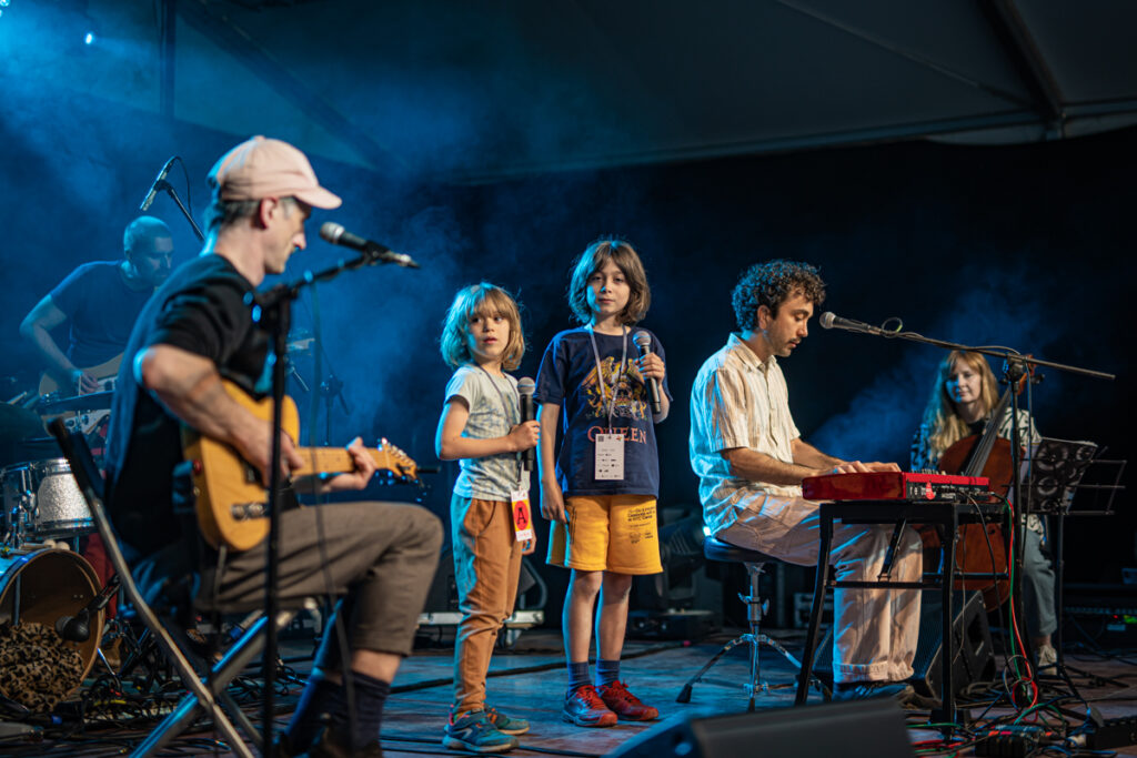 Na scenie grupa muzyków i dwójka dzieci.