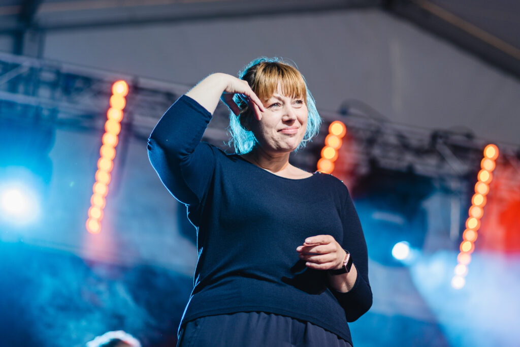 Kobieta używająca języka migowego.