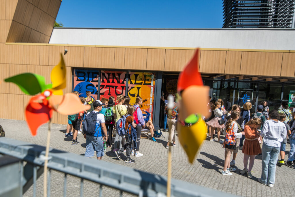 Budynek Sceny Wspólnej. Przed wejściem grupa dzieci i dorosłych.