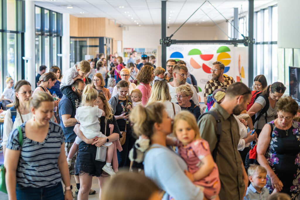 Tłum ludzi czeka w holu budynku Sceny Wspólnej.