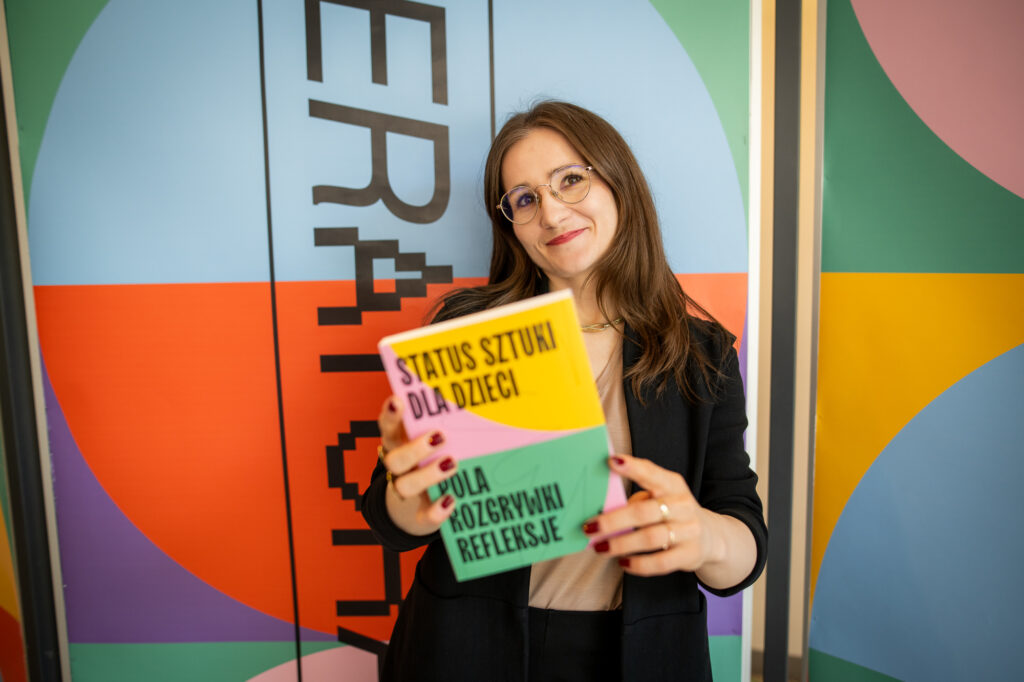 Joanna Żygowska z książką Biennale