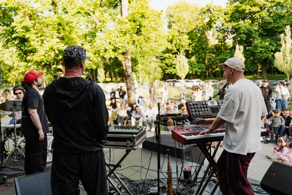 muzycy zespołu Błoto na scenie, przed nimi publiczność