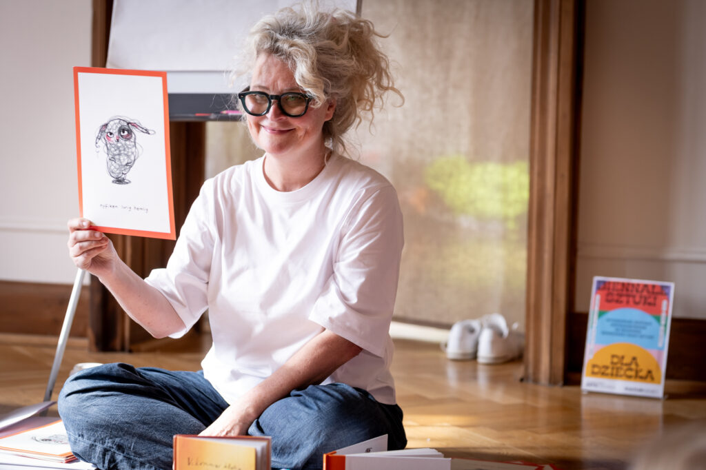 Stina Wirsén pozująca ze swoim rysunkiem