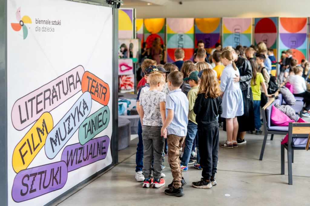 grupa dzieci uczestniczących w festiwalu Biennale