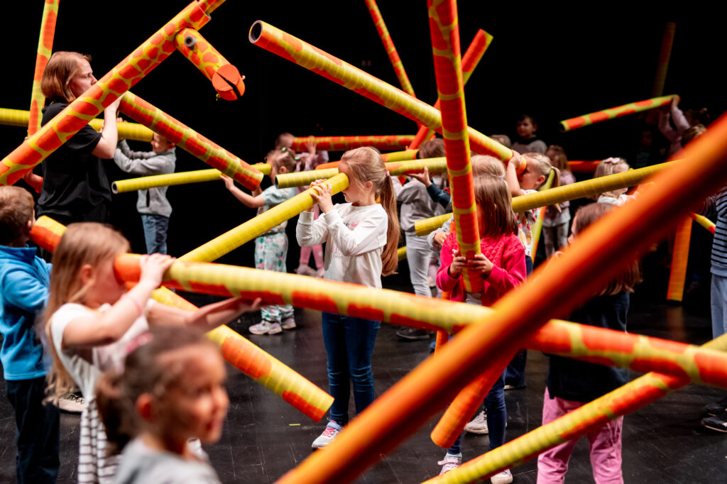 dzieci w zabawie podczas teatralnej akcji twórczej "Odwiedziny Żyrafy"