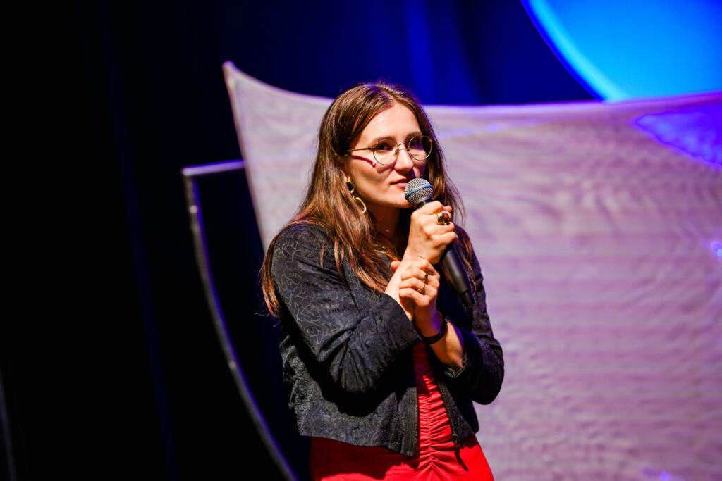 dyrektorka Joanna Żygowska mówi do mikrofonu