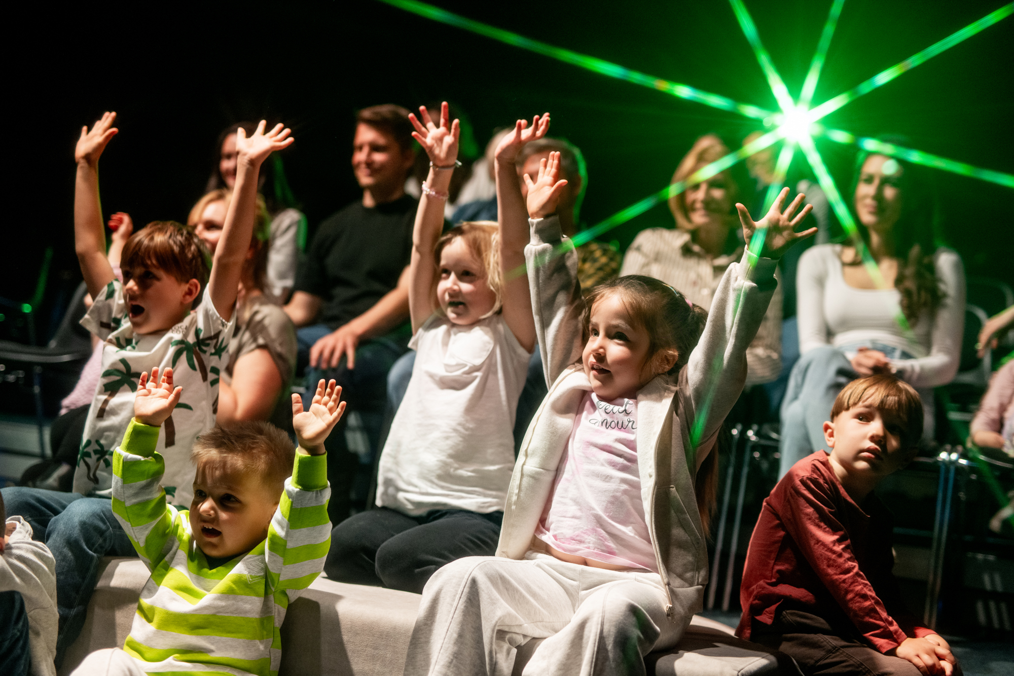 grupa dzieci z rodzicami na widowni w teatrze
